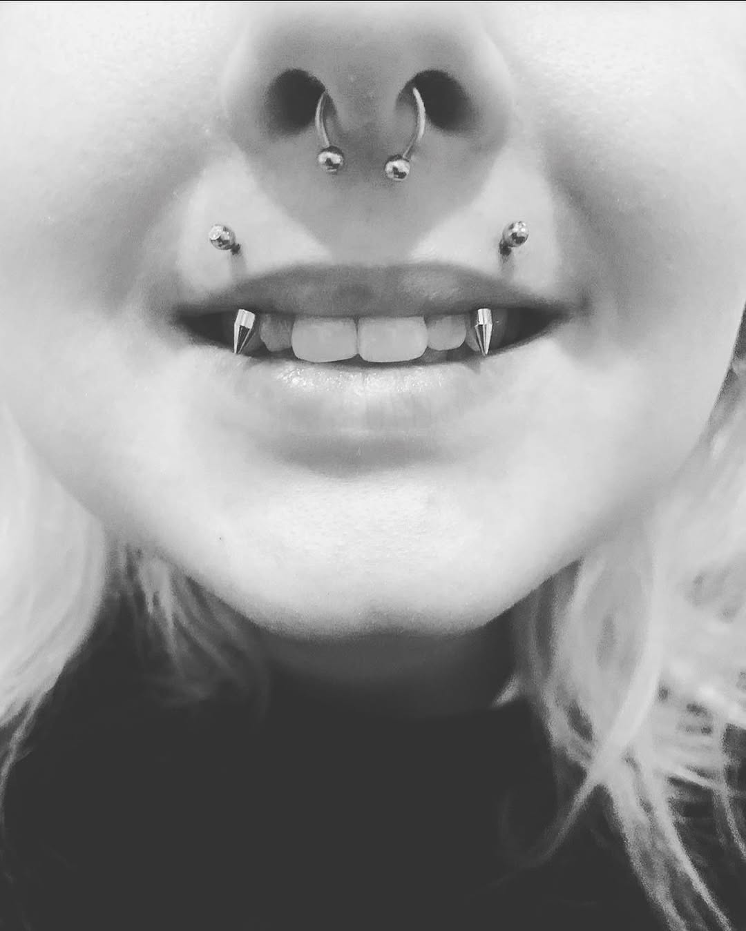 Septum piercing a špičáky v dásních