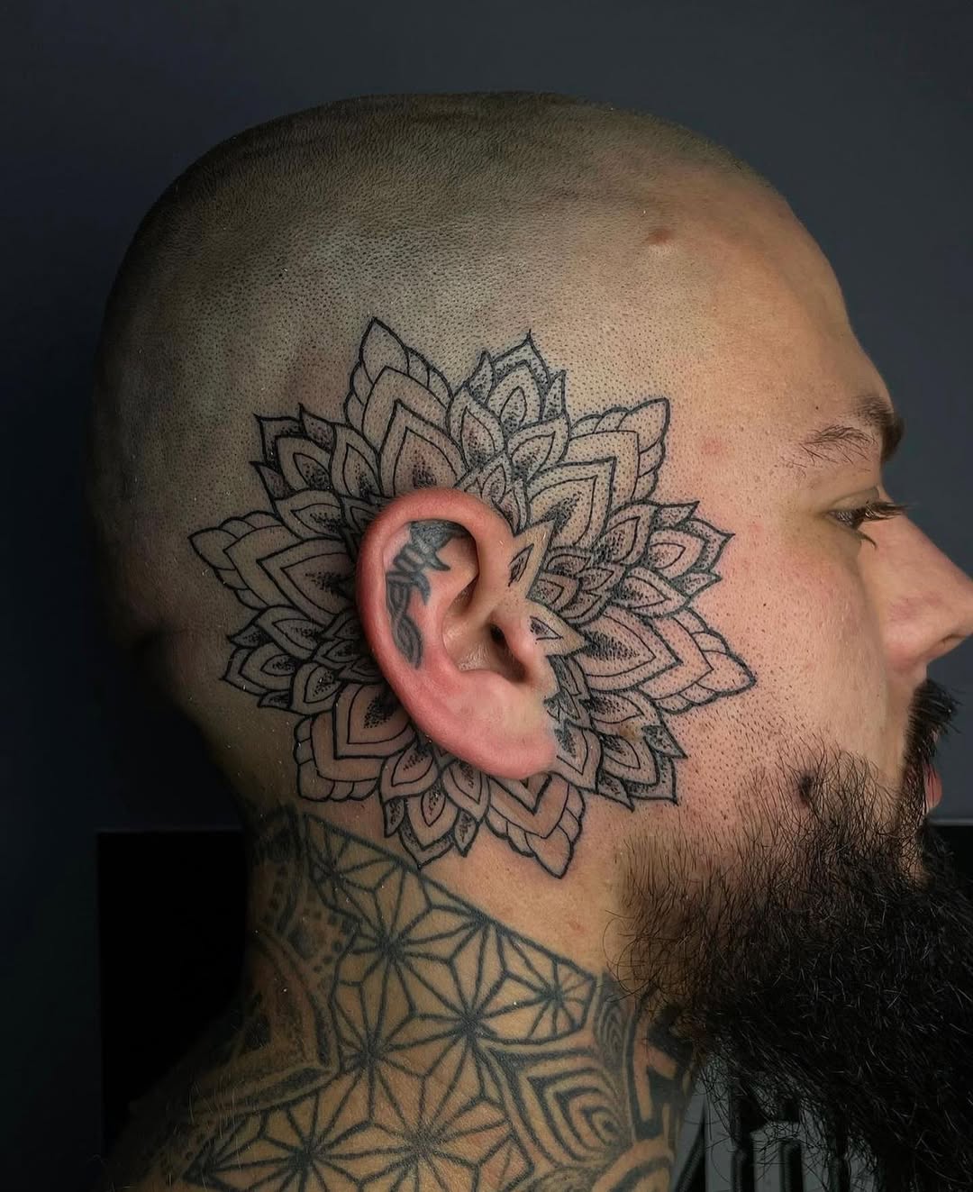 Mandala dotwork tetování na hlavě