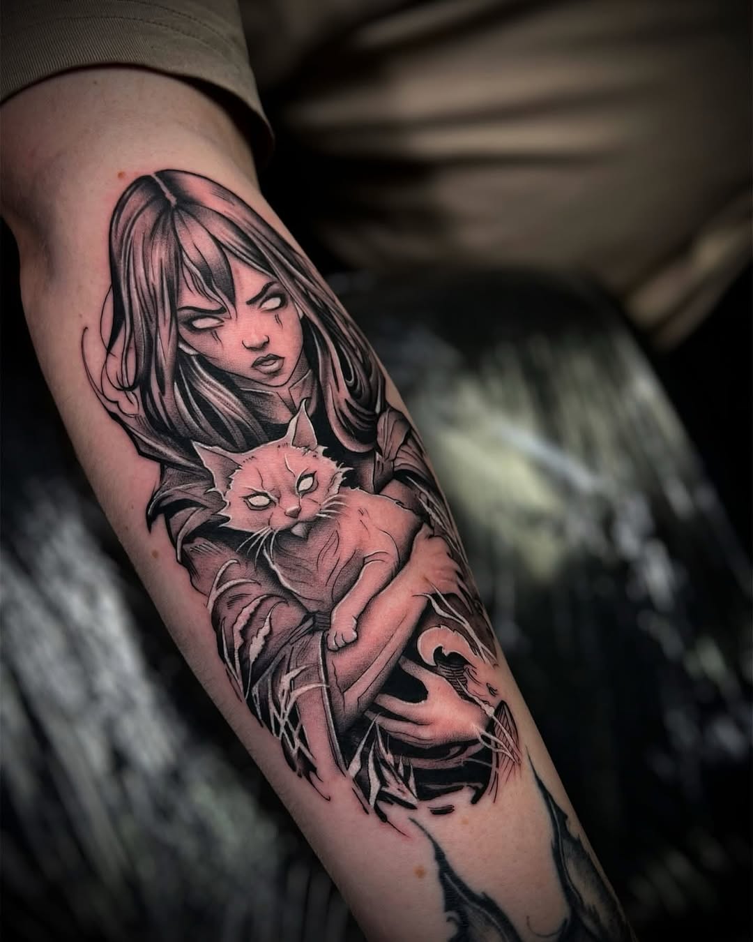 Anime tetování dívka s kočkou na předloktí