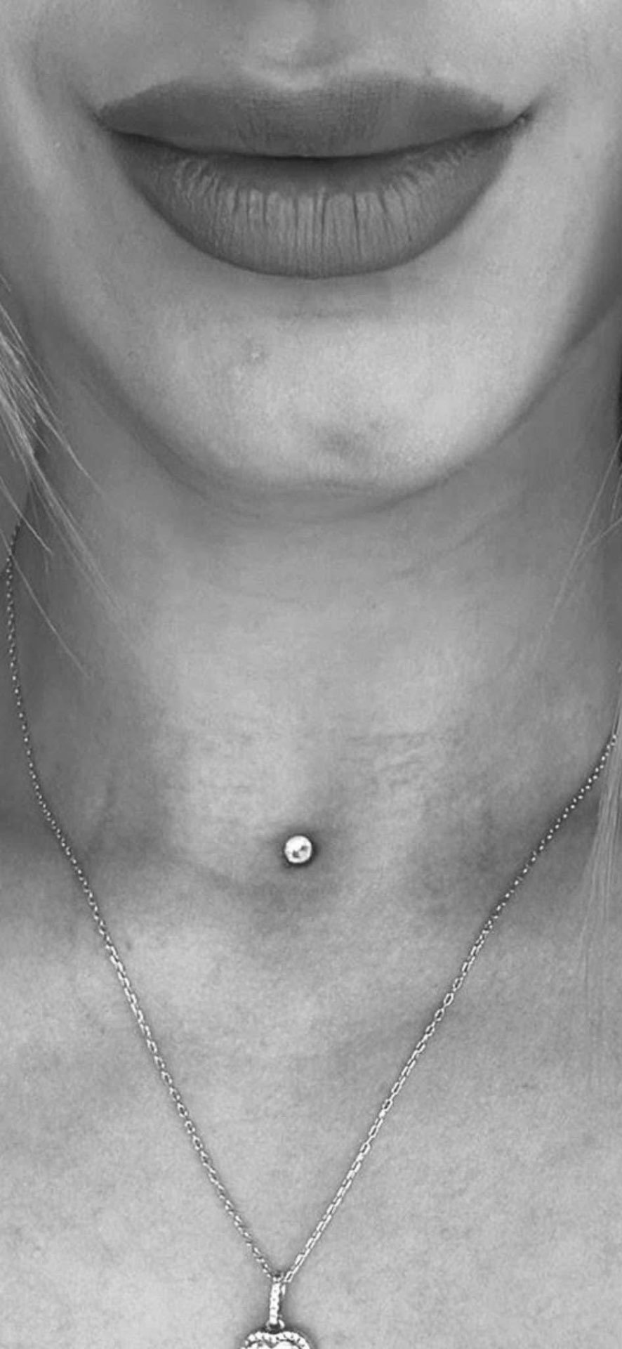 Microdermal pod bradou — detail